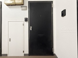 【その他共用部分】 | 皆様をお迎えする、お部屋の玄関ドア。開けやすさや開放角度、ドアノブの操作しやすさや鍵の形状などを、現地で一度ご確認ください。～即日のご見学可能～　お問合せはお気軽にどうぞ。