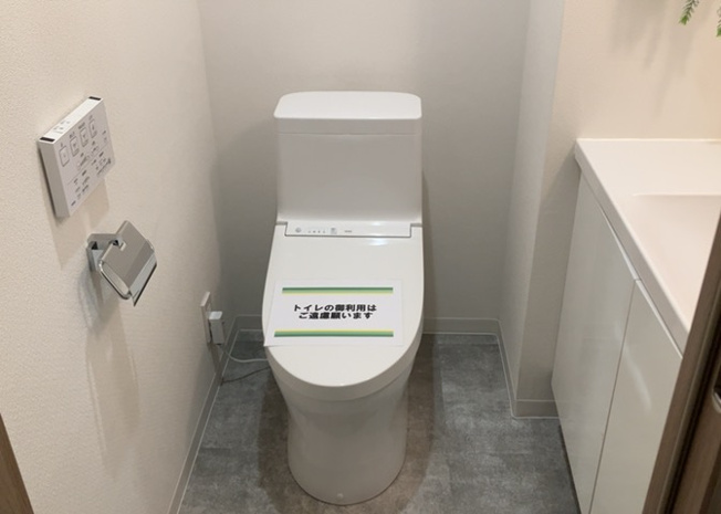 【トイレ】 | エステ・スクエア成瀬壱番館 | トイレは大きさや形、機能、抗菌性などが異なる多種多彩なタイプが各メーカーから出ています。それぞれに良さがあるため、事前にどういったタイプのトイレがいいのかをご家庭内で決めて、内見に行くといいでしょう。