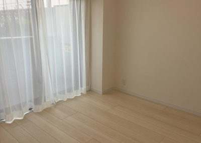 【洋室】 | ライオンズヒルズ町田第二 | 洋室のメリットは重い家具が置きやすく、身の回りが整理しやすいことです。 床がフローリングのため畳とは異なり凹みにくいです。 クローゼットなど収納が豊富で、普段使わない旅行カバンや服の整頓も簡単にです。