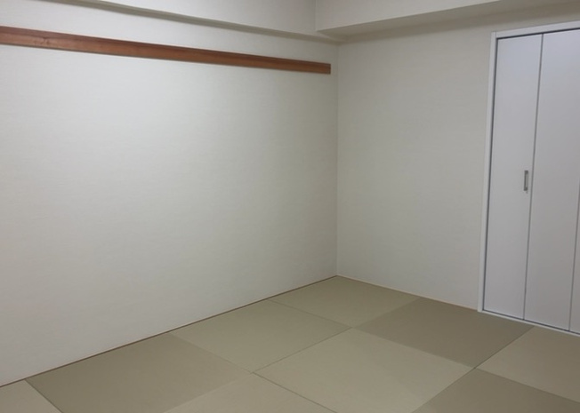 【寝室】 | ライオンズヒルズ町田第二 | 寝室でゆっくりと過ごすためにはベッド周りの適度な空間を担保することや窓の位置、照明の明るさ、寝室の広さなどを考える必要があります。自身や家族の構成とライフスタイルに併せて寝室にする部屋を選びましょう！