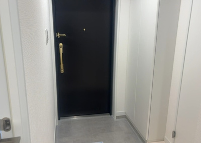 【玄関】 | ライオンズヒルズ町田第二 | 玄関は家の顔でもあり、家族以外の目にも止まる場所です。玄関は外との間を仕切る扉、靴などをしまっておく収納スペース、靴脱ぎのたたきスペース、来客とのやり取りをするドアホンなど複数のアイテムからなります。