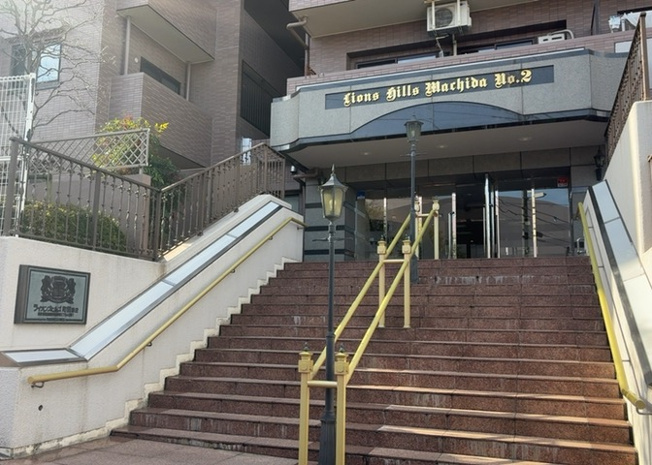 【エントランス】 | ライオンズヒルズ町田第二 | マンションのエントランスには、もともと風よけや防犯の役割がありますが、マンションによって宅配ボックスなどの設備が備わっている所もあります。日々の生活をイメージしながら生活しやすさをチェックしましょう。