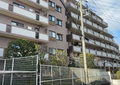 【外観】 | ライオンズヒルズ町田第二 | 外観はマンション管理がされているかの目安になります。築年数が古いと、壁面は劣化してひび割れが生じることも！建物が古びていても細かいところが修繕されていると、きちんと管理されているなぁと感じるでしょう。