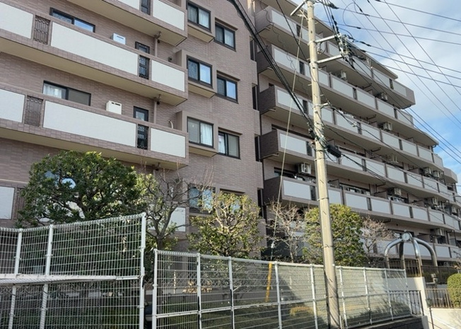 【外観】 | ライオンズヒルズ町田第二 | 外観はマンション管理がされているかの目安になります。築年数が古いと、壁面は劣化してひび割れが生じることも！建物が古びていても細かいところが修繕されていると、きちんと管理されているなぁと感じるでしょう。