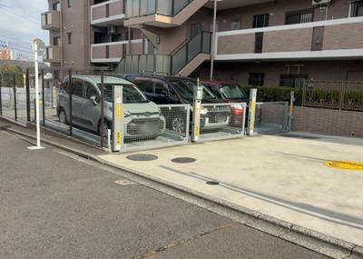 【駐車場】 | ライオンズヒルズ町田第二 | 車一台あたりに必要なスペースは、標準サイズの普通自動車で横幅2m50cm、長さ5mは必要になります。ただし、乗降のことも考慮して横幅3m30cm、長さ5m50cmほどは確保できるところを選びましょう。