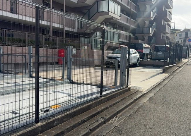 【駐車場】 | ライオンズヒルズ町田第二 | 駐車場と明記されていても、最小スペースでつくられた駐車場だと大型車は駐車できなかったり、出入りしにくくなったりする可能性があります。お車のサイズと購入したい物件の駐車場のサイズを現地で確認しましょう。