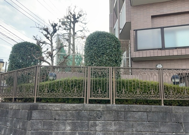 【庭】 | ライオンズヒルズ町田第二 | 物件によっては、入居者が個人的に使用できる専用庭がついているものもあります。また、住宅の中にある土間の部分を庭と呼ぶこともあります。庭の用途は住む人によって変わり、それによってデザインもさまざまです。