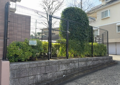 【中庭】 | ライオンズヒルズ町田第二 | 中庭（パティオ）とは、一つの建築物の内部に設けられた、壁などで囲われている庭のことを指します。コの字型、ロの字型が主流ですが、L字型の中庭もあります。最近では、インテリア性の高さからも人気があります。