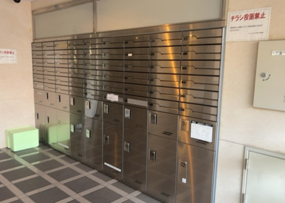 【設備】 | ライオンズヒルズ町田第二 | エントランス付近に設置されている集合ポストは、住んでいる部屋と離れているため、ポストをあさるなど誰かに何かされていても被害に気づきにくいです。入居する時には他人に特定されにくい番号で鍵をかけましょう！