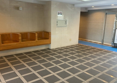 【ロビー】 | ライオンズヒルズ町田第二 | ラウンジは、マンションの共用スペースに椅子やテーブルなどを配置した利用者が寛げる空間です。屋内型ラウンジと屋外型ラウンジがあります。共用部分の管理状況と合わせて、詳細については現地でご確認ください。