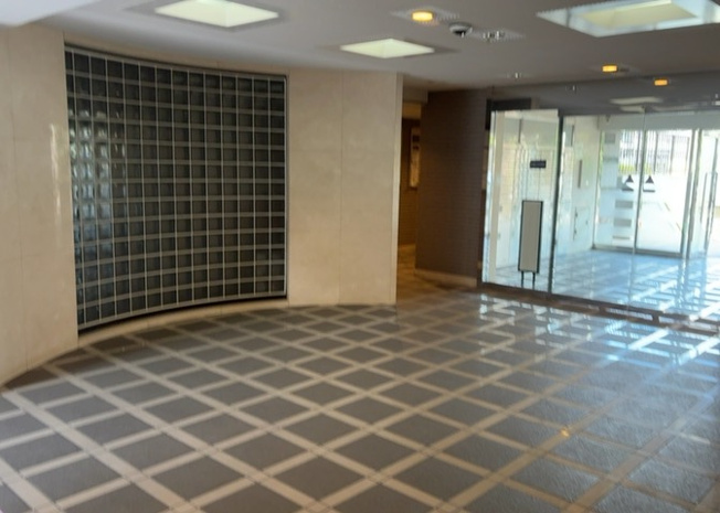 【ロビー】 | ライオンズヒルズ町田第二 | ロビーというと、エントランスと何がちがうの？と思いますよね。実はロビーとエントランスには明確な決まりはありません。物件によっては、エントランスを入って広がるある程度の広さのある空間がロビーとなります。