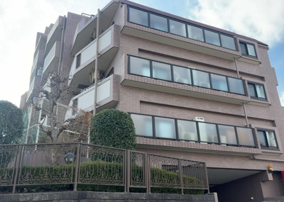 【外観】 | ライオンズヒルズ町田第二 | ＲＣ造、Reinforced Concreteは直訳すると補強されたコンクリートです。主に柱や梁・床・壁が鉄筋とコンクリートで構成おり、鉄筋を組んだ型枠にコンクリートを流し込んで固めたものを指します。