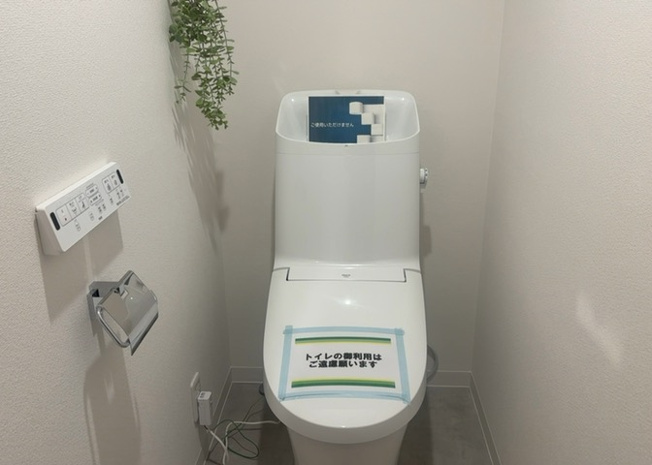 【トイレ】 | ライオンズヒルズ町田第二 | トイレは大きさや形、機能、抗菌性などが異なる多種多彩なタイプが各メーカーから出ています。それぞれに良さがあるため、事前にどういったタイプのトイレがいいのかをご家庭内で決めて、内見に行くといいでしょう。