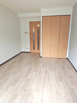 【居間・リビング】 | ルピーノ | 広めの８帖の洋室です