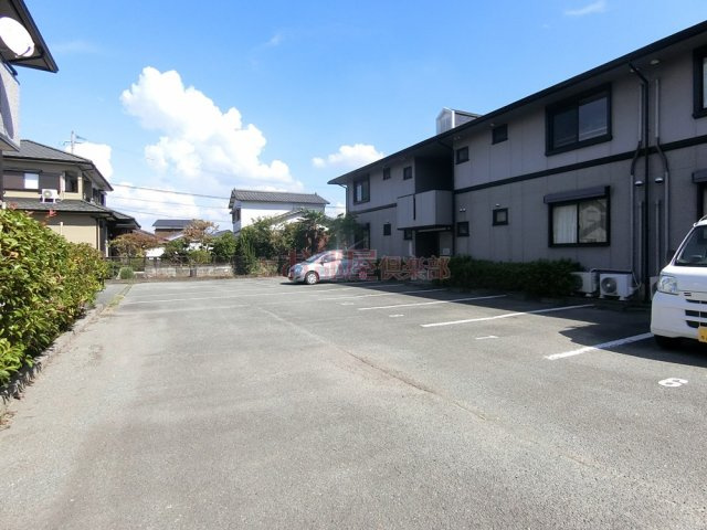 ハイカムール津福の駐車場|カースペースがあります