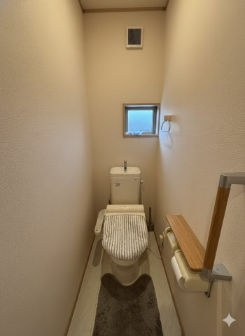 野田市中野台　中古売戸建のトイレ|小窓が付いているので、トイレも明るい空間になっております♪							
