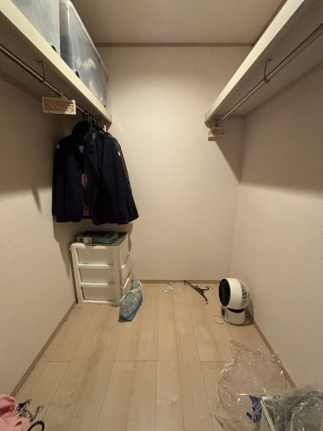 野田市中野台　中古売戸建の収納|お気に入りの服やバッグがたっぷりしまえるウォークインクローゼットがあります♪							
