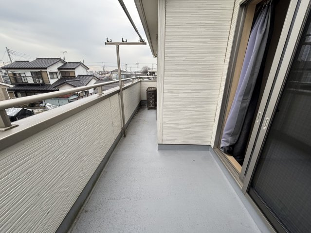 野田市中野台　中古売戸建のバルコニー|広々としたバルコニー。お洗濯物もぜーんぶ干せちゃいます！！							
