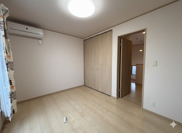 野田市中野台　中古売戸建の洋室|全室にクローゼットが付いていて、お部屋の住空間もスッキリ広々つかえそうです(^^)/							

