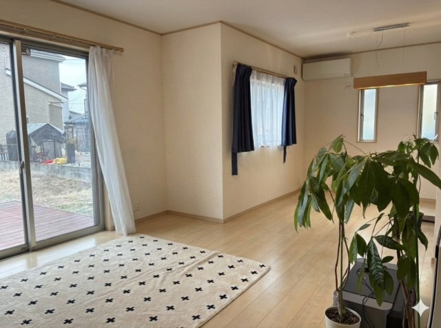 野田市中野台　中古売戸建の居間・リビング|家族だんらんで、笑顔のたえない時間も増えそうな広々としたLDKが魅力です(^^)/窓も多くて明るい空間でくつろげます。							
