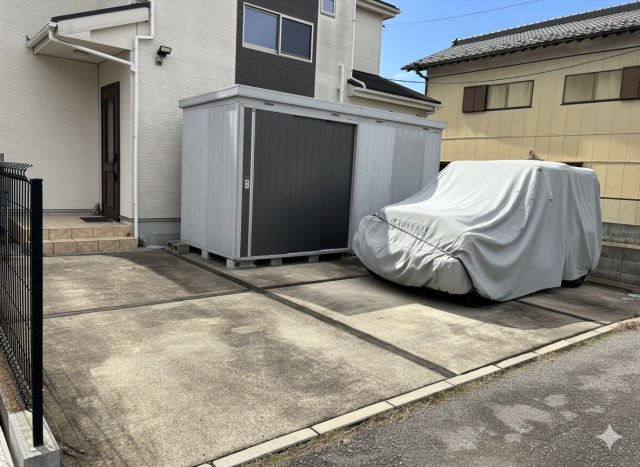 野田市中野台　中古売戸建の駐車場|カースペース２台ＯＫ！前面道路も幅が広いため車庫入れも安心です(^^)/							
