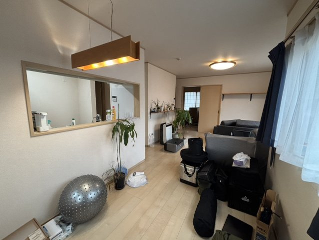 野田市中野台　中古売戸建の居間・リビング|LDKと和室は続間設計！和室でお子様遊んでいても、様子が確認できるので安心ですね(*^_^*)