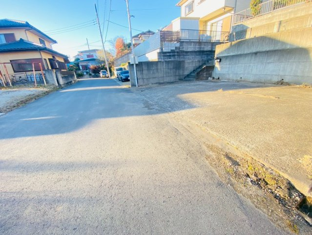 榎戸　中古ログハウスの前面道路含む現地写真