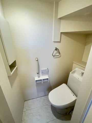 【トイレ】 | 福岡市城南区東油山2丁目　2号棟（全2棟）【仲介手数料無料・0円】 | 現地写真。1階のトイレです。