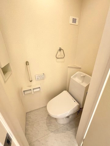 【トイレ】 | 福岡市城南区東油山2丁目　2号棟（全2棟）【仲介手数料無料・0円】 | 現地写真。2階にもトイレです。