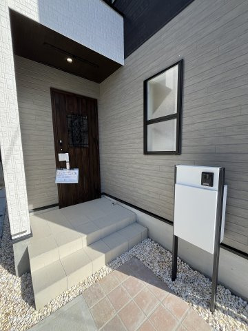 【玄関】 | 福岡市城南区東油山2丁目　2号棟（全2棟）【仲介手数料無料・0円】 | 現地写真。