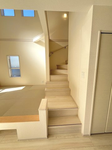 【内装】 | 福岡市城南区東油山2丁目　2号棟（全2棟）【仲介手数料無料・0円】 | 現地写真。2階へ上がる階段です。手摺もついて安全ですね。