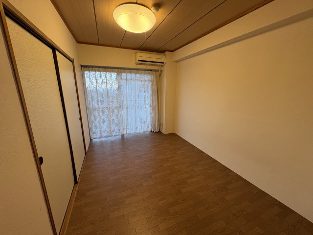 秀和熱海西山レジデンスの洋室