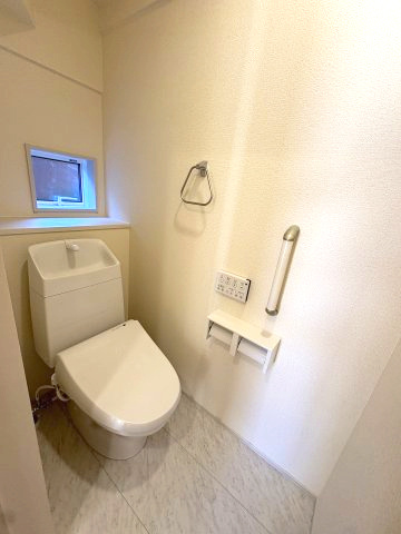 【トイレ】 | 福岡市城南区東油山2丁目　1号棟（全2棟）【仲介手数料無料・0円】 | 現地写真。1階のトイレです。