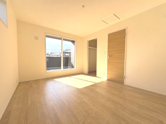 【寝室】 | 福岡市城南区東油山2丁目　1号棟（全2棟）【仲介手数料無料・0円】 | 現地写真。2階主寝室です。