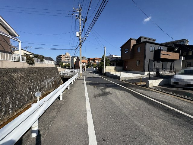 【その他】 | 福岡市城南区東油山2丁目　1号棟（全2棟）【仲介手数料無料・0円】 | 現地写真。前面道路です。