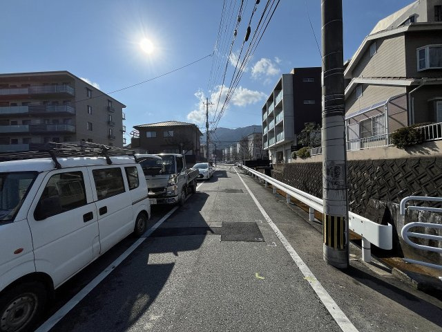 【その他】 | 福岡市城南区東油山2丁目　1号棟（全2棟）【仲介手数料無料・0円】 | 現地写真。前面道路です。