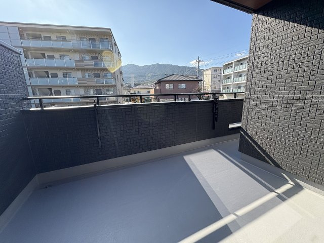 【バルコニー】 | 福岡市城南区東油山2丁目　1号棟（全2棟）【仲介手数料無料・0円】 | 現地写真。