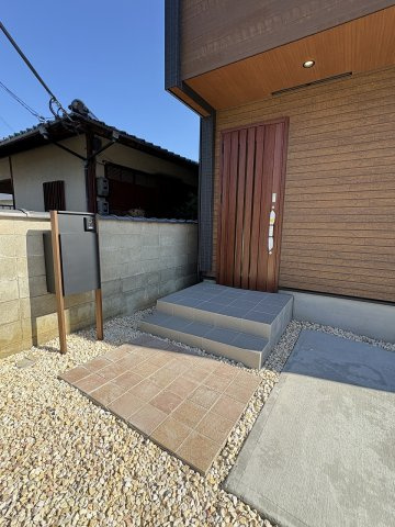 【玄関】 | 福岡市城南区東油山2丁目　1号棟（全2棟）【仲介手数料無料・0円】 | 現地写真。