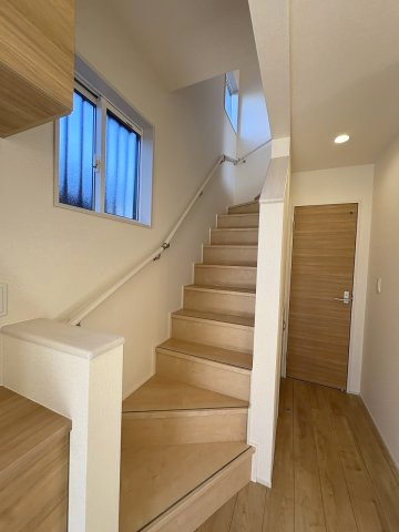 【内装】 | 福岡市城南区東油山2丁目　1号棟（全2棟）【仲介手数料無料・0円】 | 現地写真。2階へ上がる階段です。手摺もついて安全ですね。