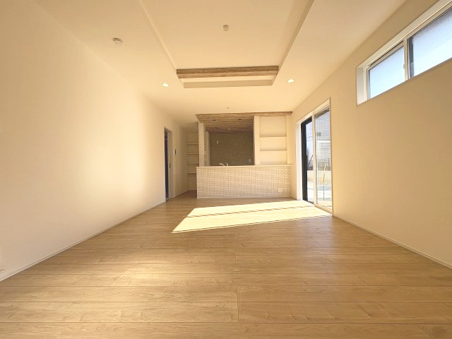 【居間・リビング】 | 福岡市城南区東油山2丁目　1号棟（全2棟）【仲介手数料無料・0円】 | 現地写真。リビングです。