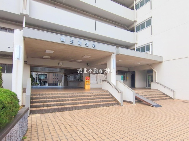 豊玉南住宅のエントランス