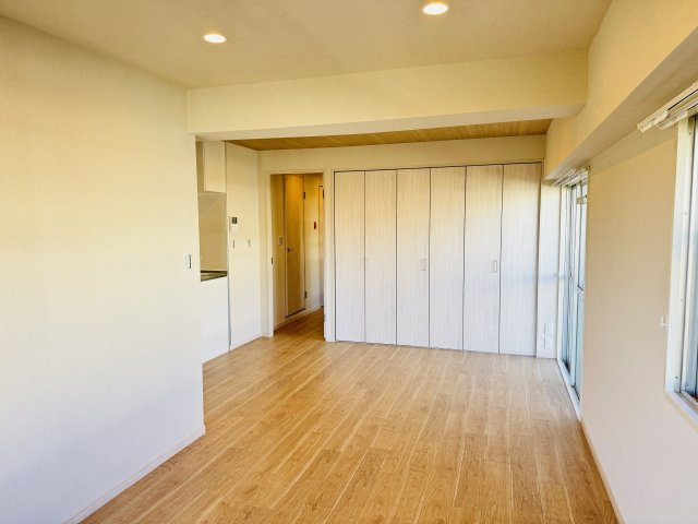 東建狭間マンションの居間・リビング|～LDKには大容量収納可能なクローゼットがあります～