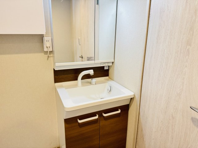 東建狭間マンションの独立洗面台|～３面鏡付きの独立洗面台　細々している物をスッキリ収納出来ます～