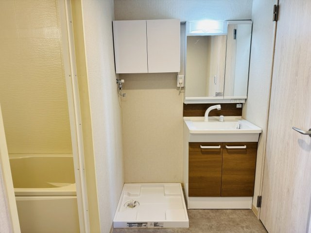 東建狭間マンションの脱衣所|～洗濯機上に便利な収納付き～