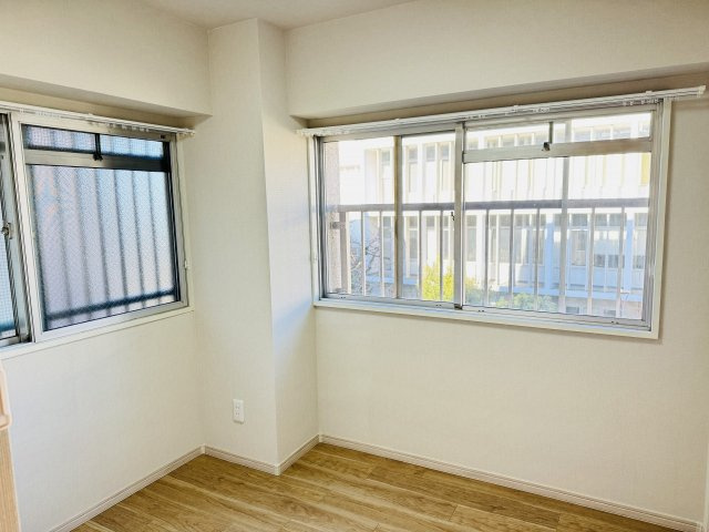 東建狭間マンションの子供部屋|～玄関入って左手にある洋室です～