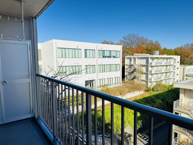 東建狭間マンションのバルコニー|～2箇所から出入り可能なバルコニー～