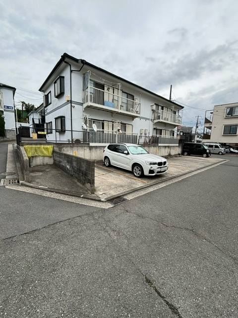 アルファメゾン二番館の駐車場