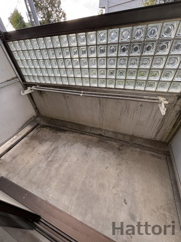 フローライト関大前のバルコニー