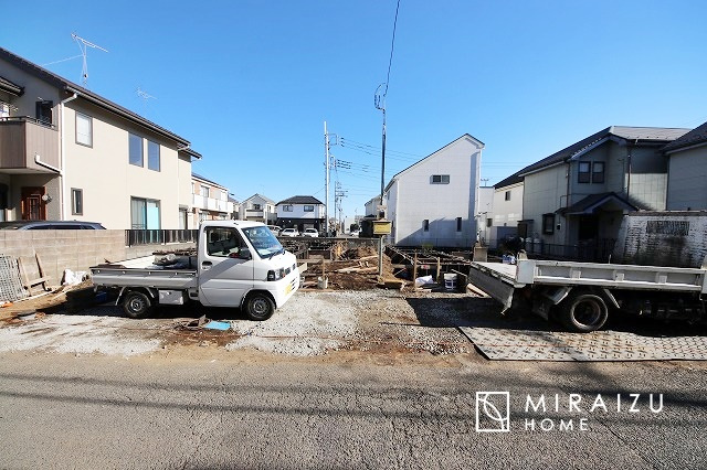 【外観】 | 青く澄み渡った綺麗な空と、陽の光をたっぷりと受ける、そんな新築住宅で新生活をスタートしてみませんか？見学・ご相談等、ミライズホーム(株)までお気軽にご連絡下さい。