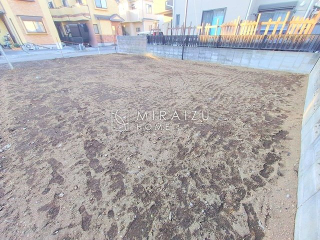 【前面道路含む現地写真】 | 大きな窓が特徴の南向きリビングでは、太陽光も沢山取り込むことが出来てお家の中にいても日光浴が可能ですね、開放的な空間です。インテリア選びも楽しそう、ご家族様で相談しながらインテリア配置も楽しみたいです
